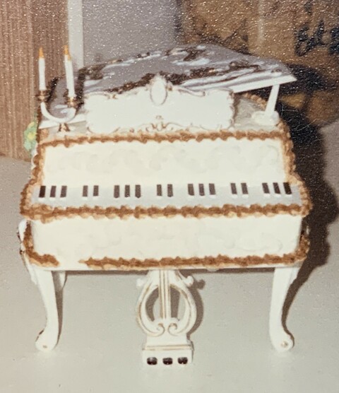 piano cake