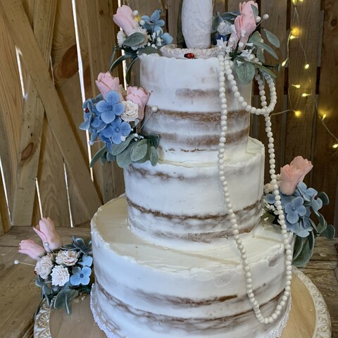 Sugar Flowers and Pearls cake front