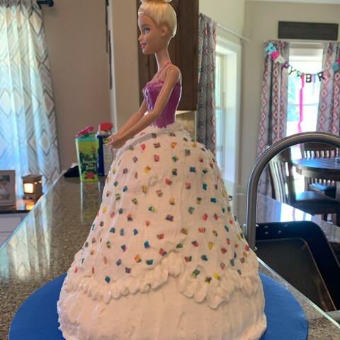 Kynleigh's Barbie Cake side