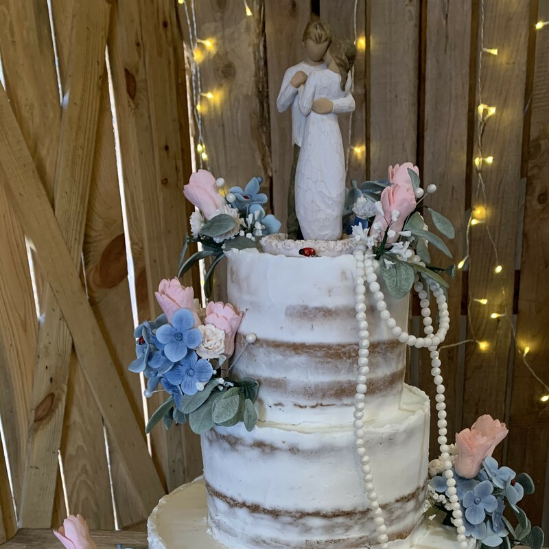 Sugar Flowers and Pearls Wedding Cake 
